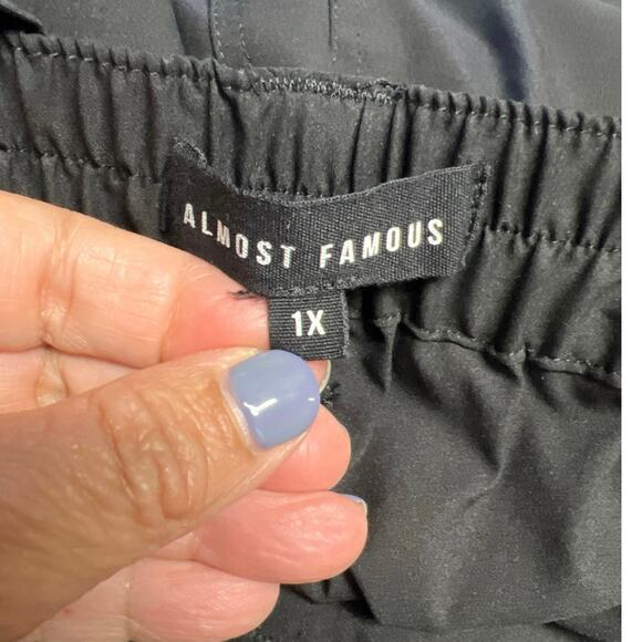 Almost Famous Women’s Black Cargo Lightweight Active Track Pants Plus Size 1X - Picture 3 of 5